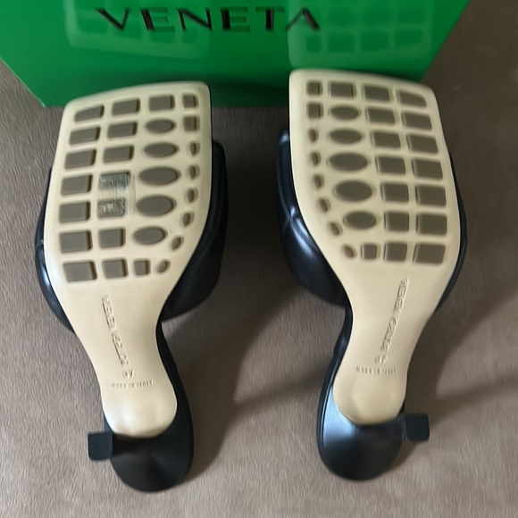 Bottega Veneta Black Lido Leather Mules- Size 37/7- New in Box - Picture 12 of 15